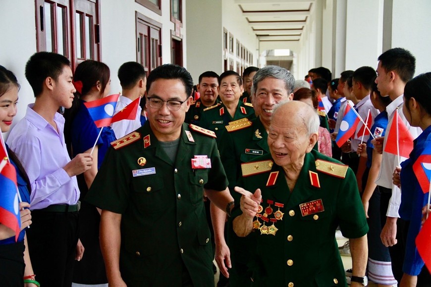 Thiếu tướng Huỳnh Đắc Hương (bên phải) thăm Trường Văn hóa dân tộc nội trú Quân đội nhân dân Lào, tháng 9/2024. (Ảnh: Báo Quân đội nhân dân) Thiếu tướng Huỳnh Đắc Hương (bên phải) thăm Trường Văn hóa dân tộc nội trú Quân đội nhân dân Lào, tháng 9/2024. (Ảnh: Báo Quân đội nhân dân)
