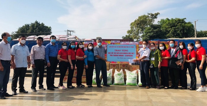 Tặng quà, hỗ trợ người dân Campuchia tại các tỉnh biên giới Tặng quà, hỗ trợ người dân Campuchia tại các tỉnh biên giới