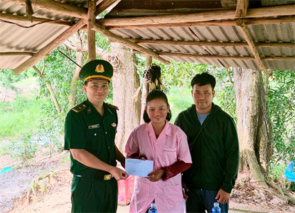 Tặng quà, hỗ trợ người dân Campuchia tại các tỉnh biên giới Tặng quà, hỗ trợ người dân Campuchia tại các tỉnh biên giới