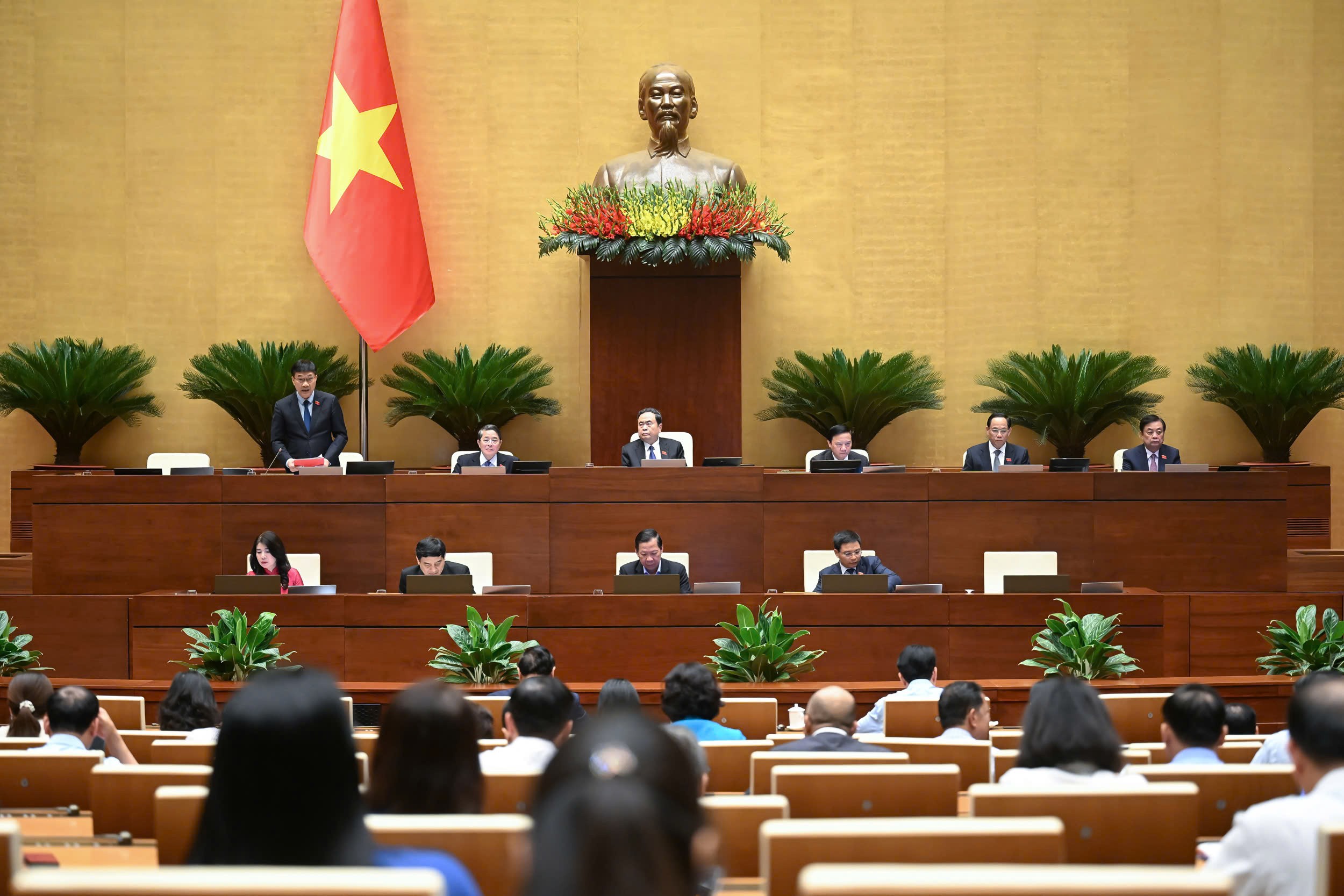Phó Chủ tịch Quốc hội Vũ Hồng Thanh điều hành Phiên họp. (Ảnh: 