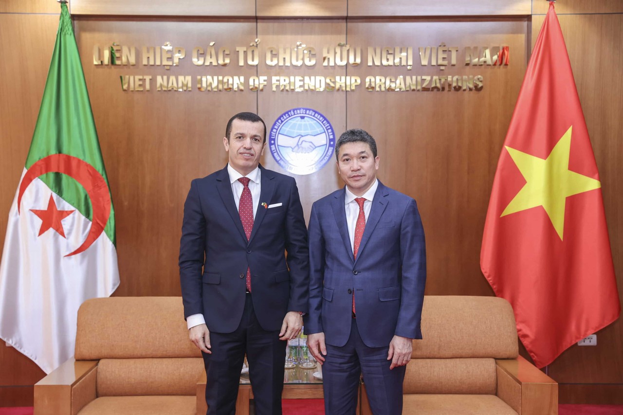 President of the Viet Nam Union of Friendship Organizations Phan Anh Son (right) receives Ambassador Extraordinary and Plenipotentiary of the People’s Democratic Republic of Algeria to Vietnam Azeddine Bechka (Photo: Dinh Hoa)