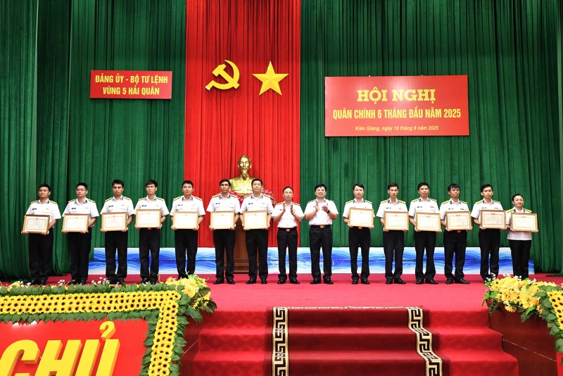 6 tháng cuối năm 2025: Vùng 5 Hải quân tập trung huấn luyện, sẵn sàng chiến đấu, giữ vững chủ quyền biển đảo 6 tháng cuối năm 2025: Vùng 5 Hải quân tập trung huấn luyện, sẵn sàng chiến đấu, giữ vững chủ quyền biển đảo
