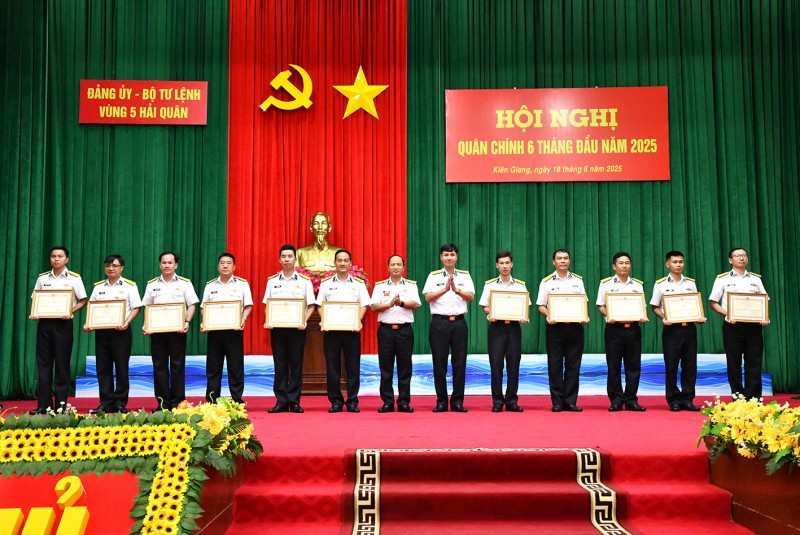 6 tháng cuối năm 2025: Vùng 5 Hải quân tập trung huấn luyện, sẵn sàng chiến đấu, giữ vững chủ quyền biển đảo 6 tháng cuối năm 2025: Vùng 5 Hải quân tập trung huấn luyện, sẵn sàng chiến đấu, giữ vững chủ quyền biển đảo