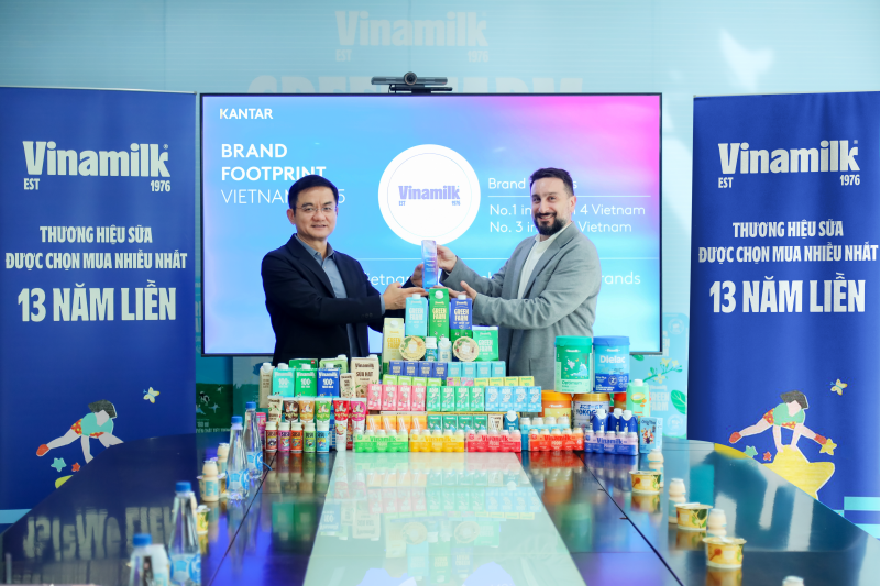 Ông Nguyễn Quang Trí (bên trái) đại diện Vinamilk đón nhận danh hiệu Thương hiệu sữa được chọn mua nhiều nhất năm thứ 13 liên tiếp (Ảnh: Nguyên Phương). Các sản phẩm từ Vinamilk phủ sóng danh sách Top 10 thương hiệu sữa được chọn mua nhiều nhất năm 2025 (Ảnh: Nguyên Phương). Ông Nguyễn Quang Trí (bên trái) đại diện Vinamilk đón nhận danh hiệu Thương hiệu sữa được chọn mua nhiều nhất năm thứ 13 liên tiếp (Ảnh: Nguyên Phương). Các sản phẩm từ Vinamilk phủ sóng danh sách Top 10 thương hiệu sữa được chọn mua nhiều nhất năm 2025 (Ảnh: Nguyên Phương).