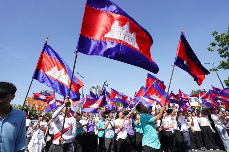 Người dân Campuchia xuống đường tham gia cuộc tuần hành thể hiện tinh thần đoàn kết quốc gia - Ảnh: FRESH NEWS Người dân Campuchia xuống đường tham gia cuộc tuần hành thể hiện tinh thần đoàn kết quốc gia - Ảnh: FRESH NEWS