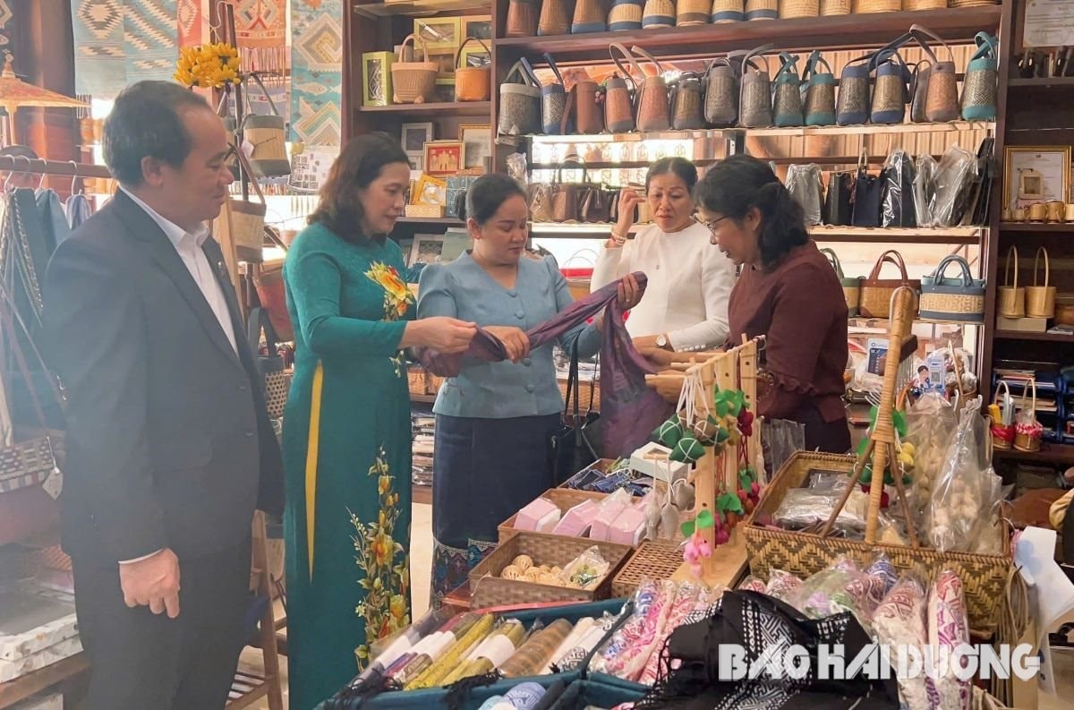 Hải Dương - Viêng Chăn thắt chặt quan hệ hữu nghị đặc biệt, hướng tới hợp tác sâu rộng Hải Dương - Viêng Chăn thắt chặt quan hệ hữu nghị đặc biệt, hướng tới hợp tác sâu rộng