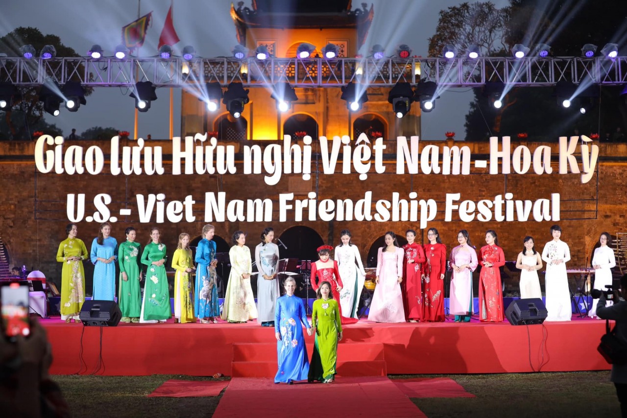 A performance of the traditional Vietnamese ao dai costume at the US-Vietnam Friendship Festival, held at the Thang Long Imperial Citadel in Hanoi, December 2, 2023. (Photo: Dinh Hoa) A performance of the traditional Vietnamese ao dai costume at the US-Vietnam Friendship Festival, held at the Thang Long Imperial Citadel in Hanoi, December 2, 2023. (Photo: Dinh Hoa)