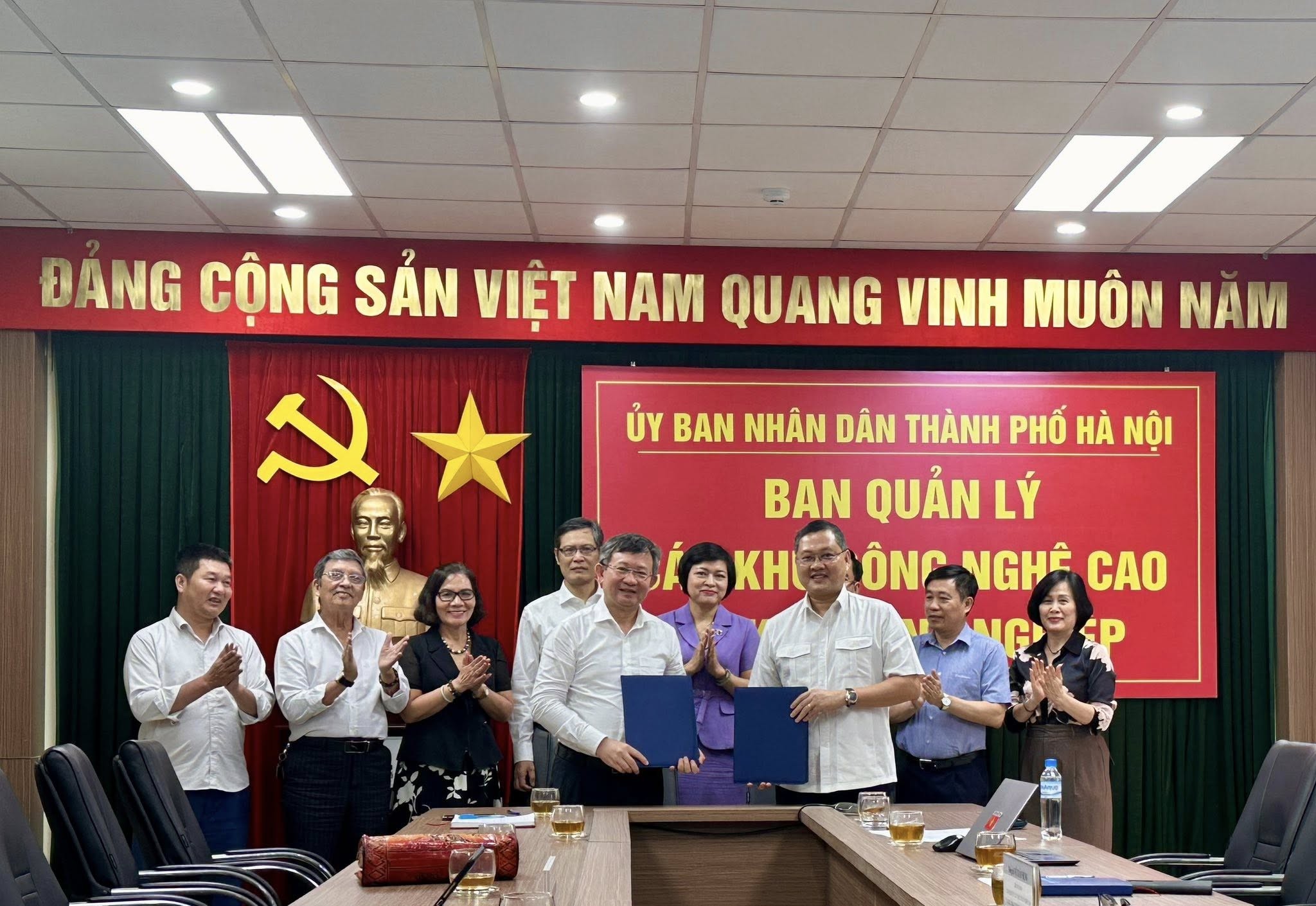 Lễ ký kết quy chế phối hợp giữa Liên hiệp các tổ chức hữu nghị thành phố Hà Nội và Ban Quản lý các Khu công nghệ cao và Khu công nghiệp thành phố Hà Nội. (Ảnh: Liên hiệp các tổ chức hữu nghị thành phố Hà Nội) Lễ ký kết quy chế phối hợp giữa Liên hiệp các tổ chức hữu nghị thành phố Hà Nội và Ban Quản lý các Khu công nghệ cao và Khu công nghiệp thành phố Hà Nội. (Ảnh: Liên hiệp các tổ chức hữu nghị thành phố Hà Nội)