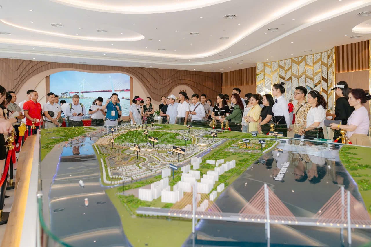 Càng gần tới thời điểm thông xe cầu Hoàng Gia, lượng nhà đầu tư đổ về Vinhomes Royal Island càng lớn Càng gần tới thời điểm thông xe cầu Hoàng Gia, lượng nhà đầu tư đổ về Vinhomes Royal Island càng lớn
