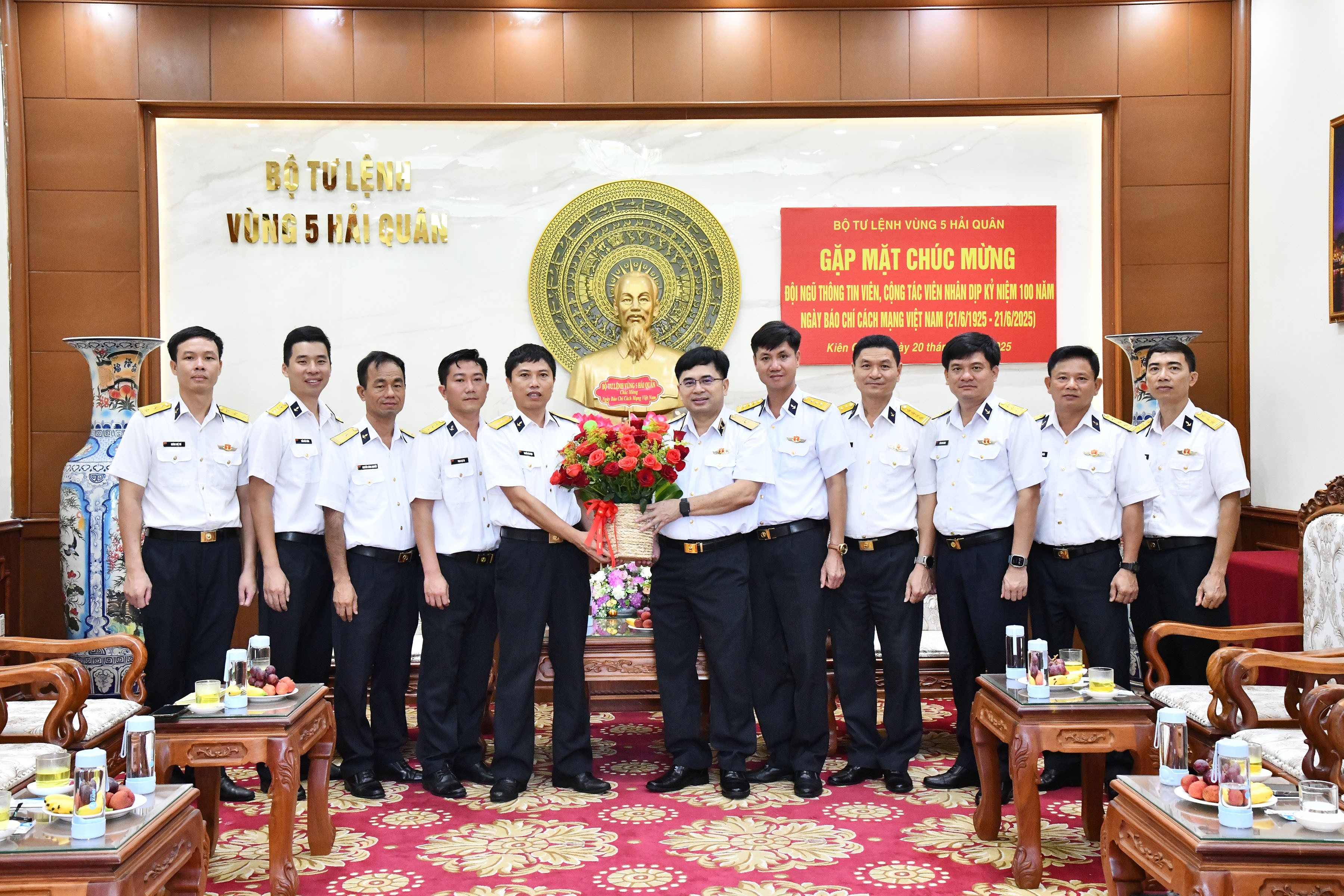Chuẩn Đô đốc Trịnh Xuân Tùng tặng hoa chúc mừng các thông tin viên, cộng tác viên. (Ảnh: Định Cường) Chuẩn Đô đốc Trịnh Xuân Tùng tặng hoa chúc mừng các thông tin viên, cộng tác viên. (Ảnh: Định Cường)