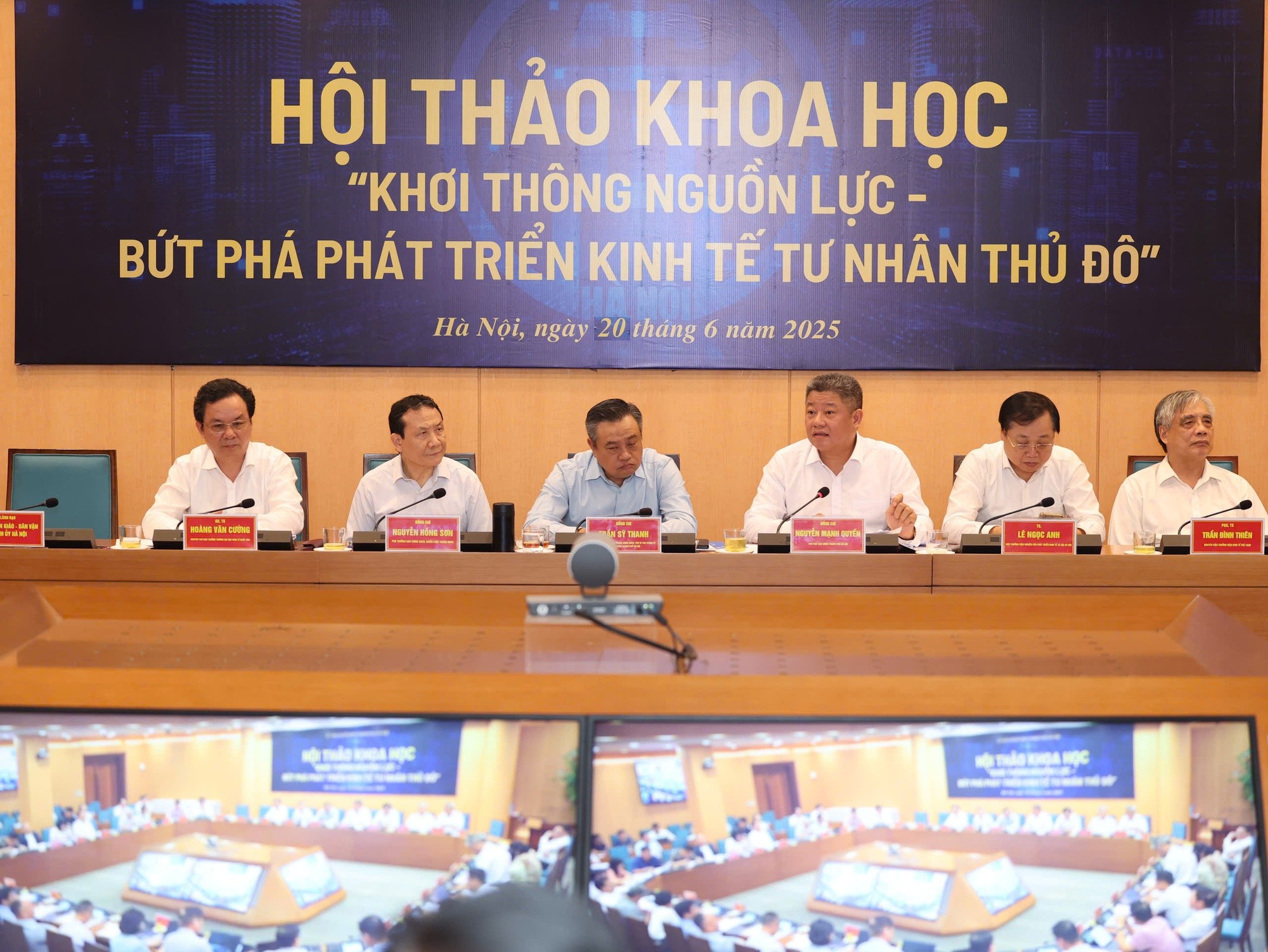 Hội nghị được tổ chức từ điểm cầu trụ sở UBND Thành phố và trực tuyến đến trụ sở các quận/huyện/thị xã của thành phố. (Ảnh: VGP) Hội nghị được tổ chức từ điểm cầu trụ sở UBND Thành phố và trực tuyến đến trụ sở các quận/huyện/thị xã của thành phố. (Ảnh: VGP)