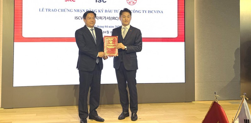 Chủ tịch UBND tỉnh Trần Duy Đông trao Giấy chứng nhận mở rộng đầu tư cho Công ty ISC Vina Chủ tịch UBND tỉnh Trần Duy Đông trao Giấy chứng nhận mở rộng đầu tư cho Công ty ISC Vina