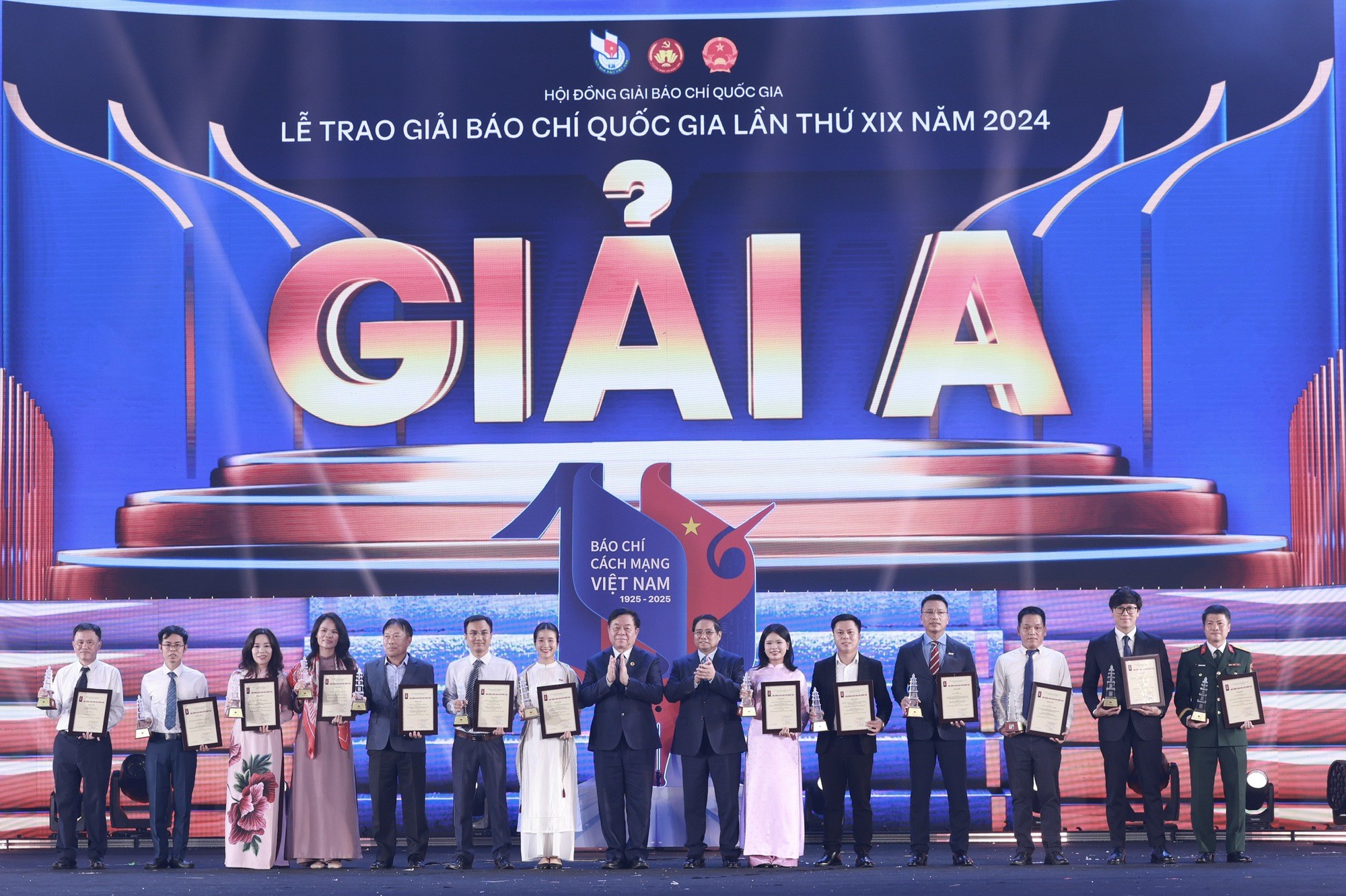 Thủ tướng: Đảng, Nhà nước và Nhân dân đặt niềm tin, hy vọng vào Báo chí Cách mạng với "thép trong bút, lửa trong tim" Thủ tướng: Đảng, Nhà nước và Nhân dân đặt niềm tin, hy vọng vào Báo chí Cách mạng với "thép trong bút, lửa trong tim"