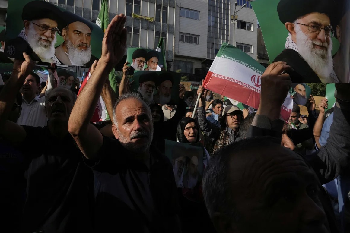 Người dân Iran tham gia cuộc biểu tình tại Tehran vào ngày 22/6/2025. (Ảnh: AP) Người dân Iran tham gia cuộc biểu tình tại Tehran vào ngày 22/6/2025. (Ảnh: AP)