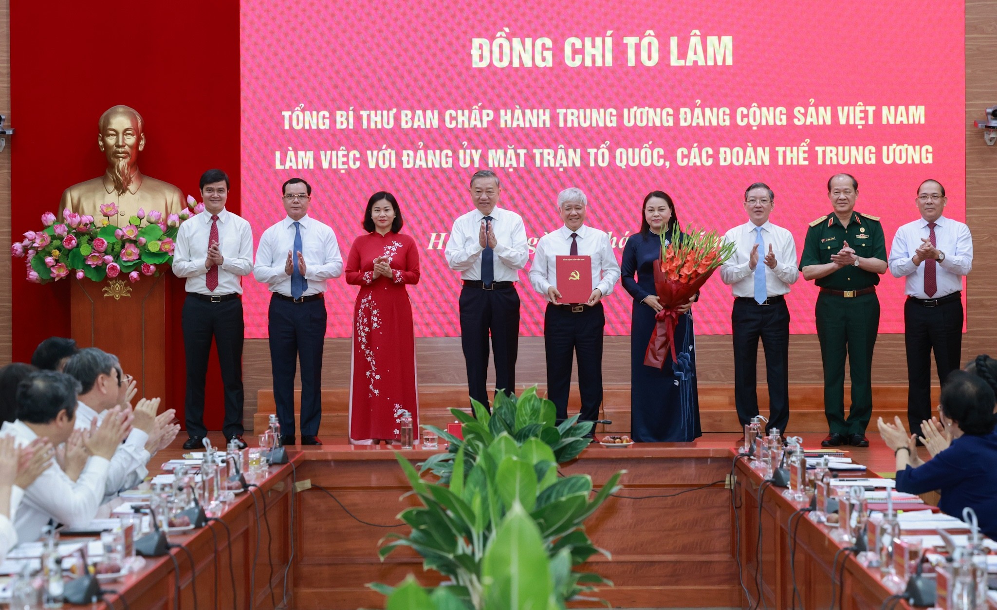 Tổng Bí thư Tô Lâm trao Quyết định thành lập Cơ quan Ủy ban Trung ương MTTQ Việt Nam Tổng Bí thư Tô Lâm trao Quyết định thành lập Cơ quan Ủy ban Trung ương MTTQ Việt Nam