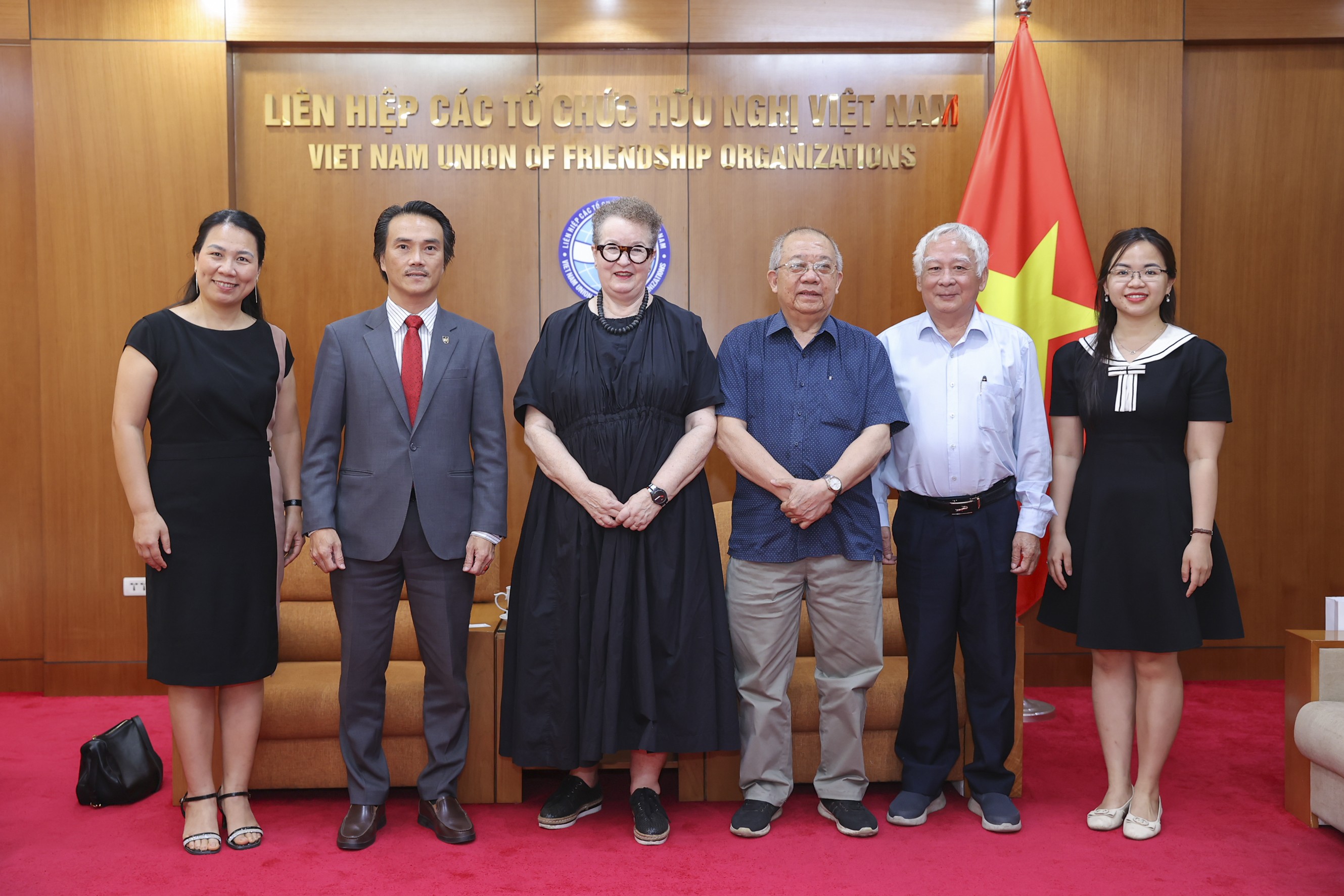 Các đại biểu chụp ảnh lưu niệm. (Ảnh: Đinh Hòa) Các đại biểu chụp ảnh lưu niệm. (Ảnh: Đinh Hòa)