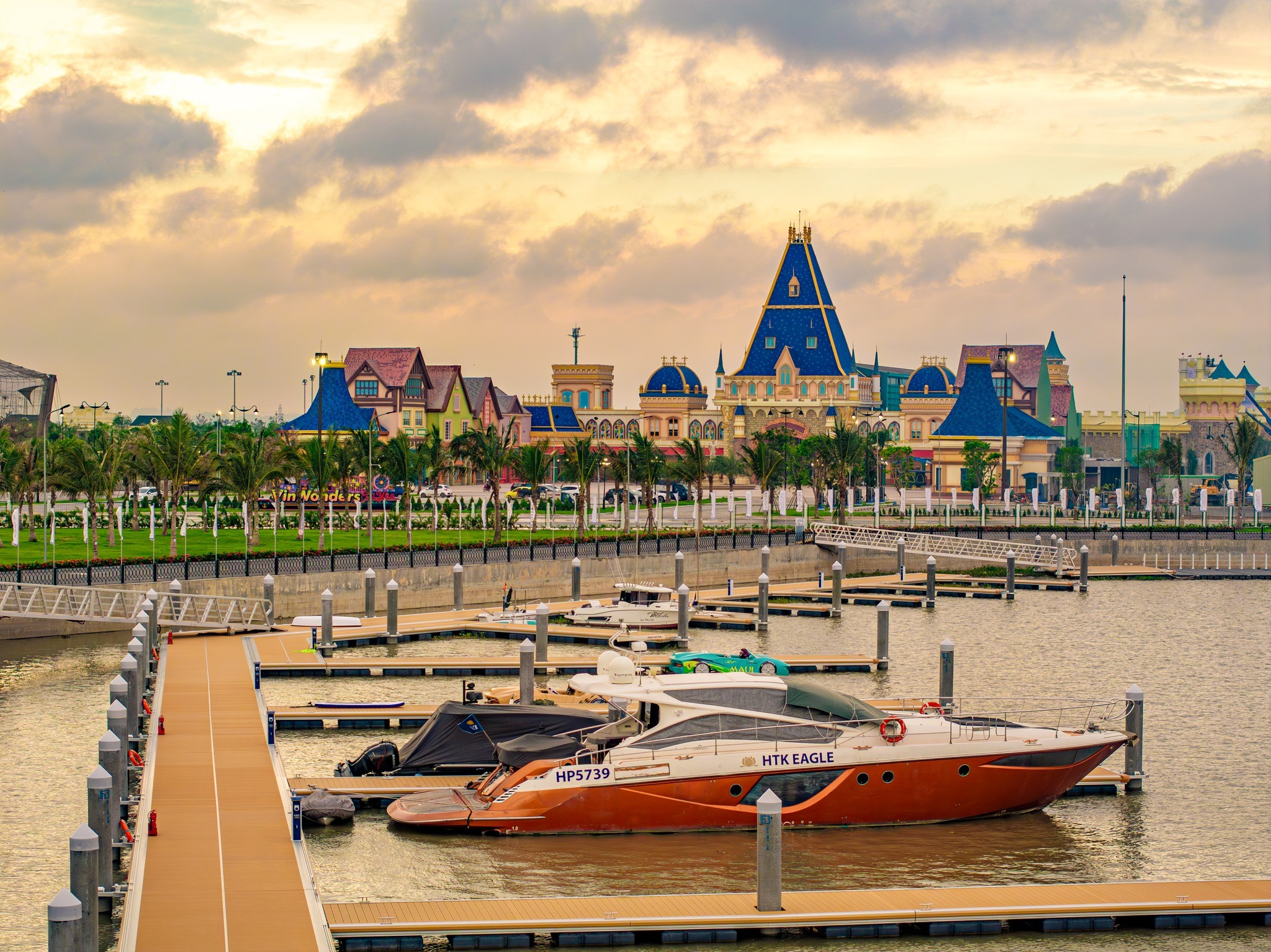 Hệ thống tiện ích đẳng cấp của Vinhomes Royal Island thu hút giới đầu tư và cư dân quốc tế Hệ thống tiện ích đẳng cấp của Vinhomes Royal Island thu hút giới đầu tư và cư dân quốc tế