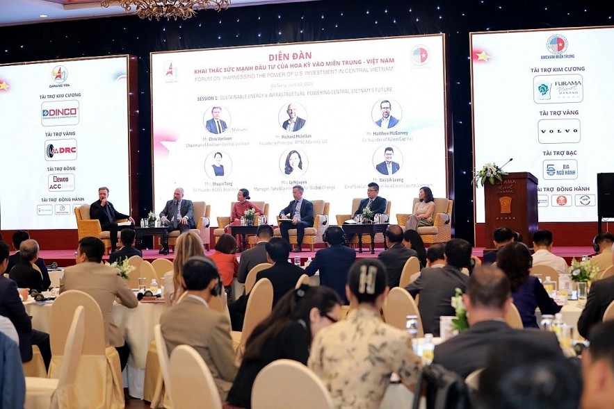 Experts share their views at the forum. (Photo: Dinco E&C) Experts share their views at the forum. (Photo: Dinco E&C)