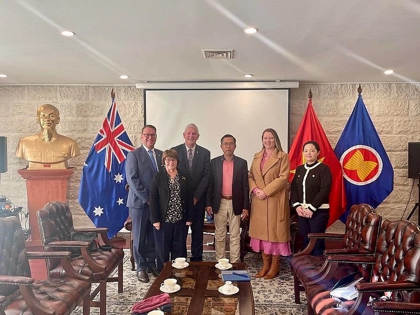 Vietnamese Ambassador to Australia Pham Hung Tam (third from right) at the reception for Logan K. Howlett, Mayor of the City of Cockburn, Western Australia on June 23 (Photo: VNA) Vietnamese Ambassador to Australia Pham Hung Tam (third from right) at the reception for Logan K. Howlett, Mayor of the City of Cockburn, Western Australia on June 23 (Photo: VNA)