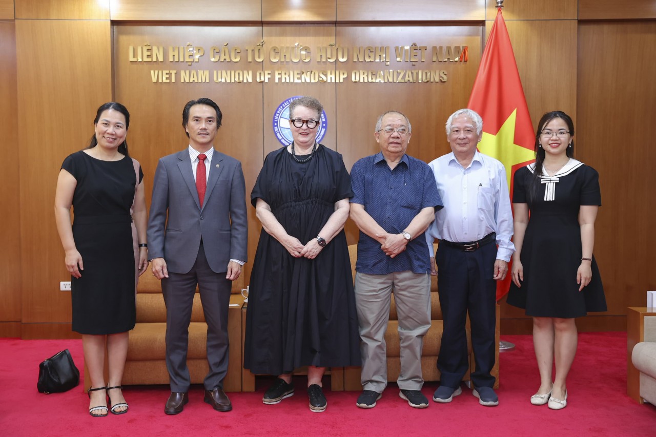 The delegates posed for a commemorative photo. (Photo: Đinh Hòa)