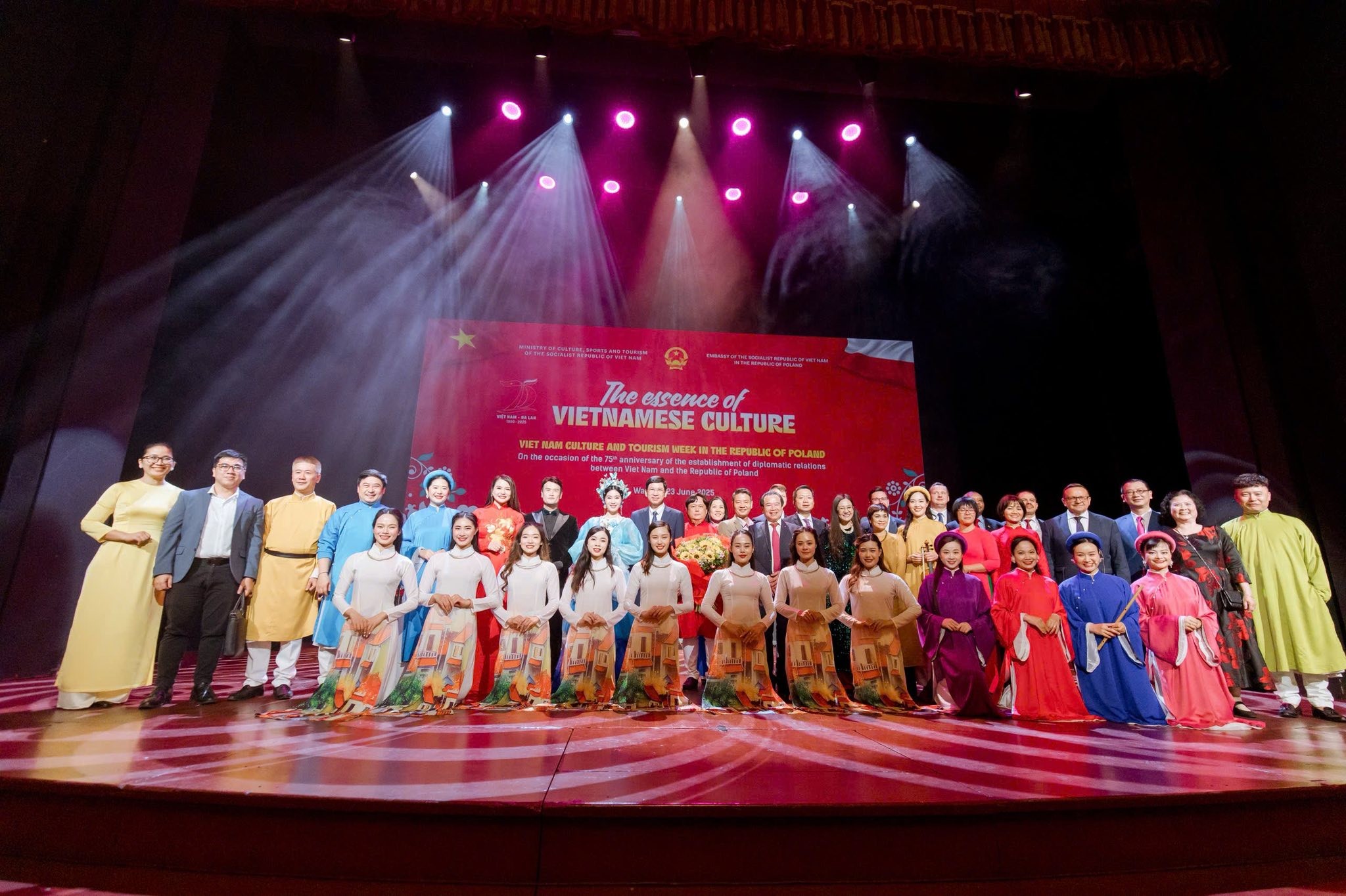 Chương trình nghệ thuật đặc biệt kỷ niệm 75 năm thiết lập quan hệ ngoại giao Việt Nam – Ba Lan Chương trình nghệ thuật đặc biệt kỷ niệm 75 năm thiết lập quan hệ ngoại giao Việt Nam – Ba Lan