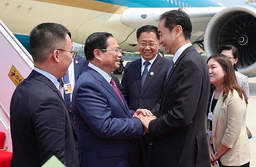 Vietnamese community representatives in China welcome PM Pham Minh Chinh upon his arrival in Tianjin for the WEF meeting and working visit (Photo: VGP)