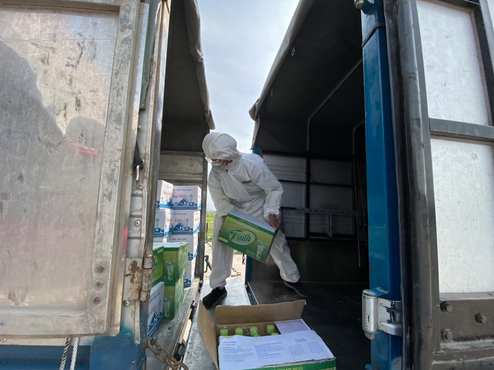 Ngày 28/5/2021, Liên hiệp vận động các tổ chức PCPNN hỗ trợ một số vật dụng y tế cho tỉnh Bắc Giang gồm khẩu trang, nước sát khuẩn, đồ bảo hộ… (Ảnh: VUFO) Ngày 28/5/2021, Liên hiệp vận động các tổ chức PCPNN hỗ trợ một số vật dụng y tế cho tỉnh Bắc Giang gồm khẩu trang, nước sát khuẩn, đồ bảo hộ… (Ảnh: VUFO)