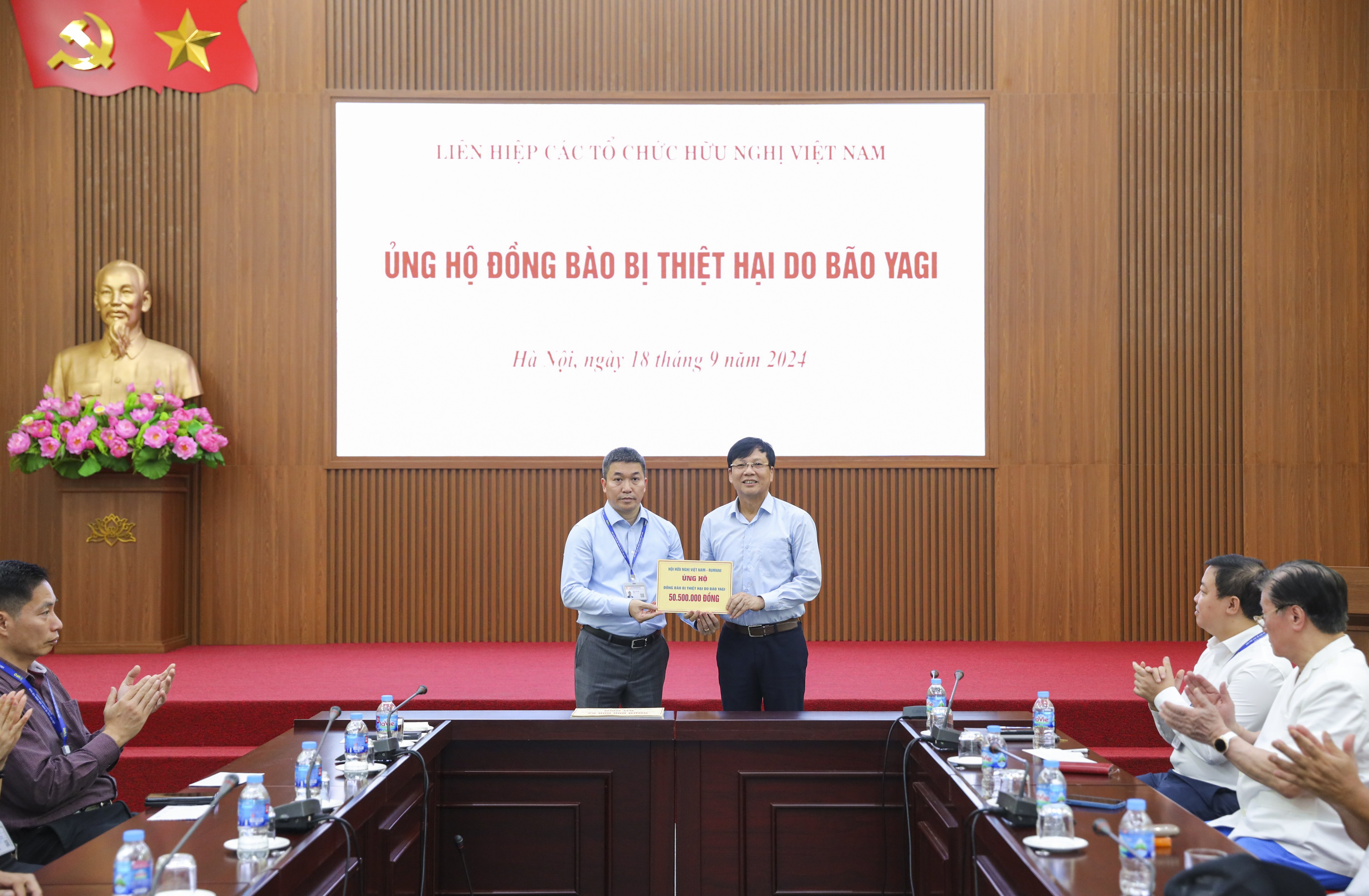 Chủ tịch Liên hiệp Phan Anh Sơn tiếp nhận ủng hộ từ Hội hữu nghị Việt Nam - Rumani dành cho đồng bào bị thiệt hại bởi cơn bão Yagi. (Ảnh: Đinh Hòa) Chủ tịch Liên hiệp Phan Anh Sơn tiếp nhận ủng hộ từ Hội hữu nghị Việt Nam - Rumani dành cho đồng bào bị thiệt hại bởi cơn bão Yagi. (Ảnh: Đinh Hòa)