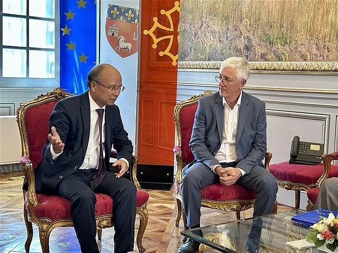 Vietnamese Ambassador to France Dinh Toan Thang (left) meets with Deputy Mayor of Toulouse Jean-Claude Dardelet. (Photo: VNA) Vietnamese Ambassador to France Dinh Toan Thang (left) meets with Deputy Mayor of Toulouse Jean-Claude Dardelet. (Photo: VNA)