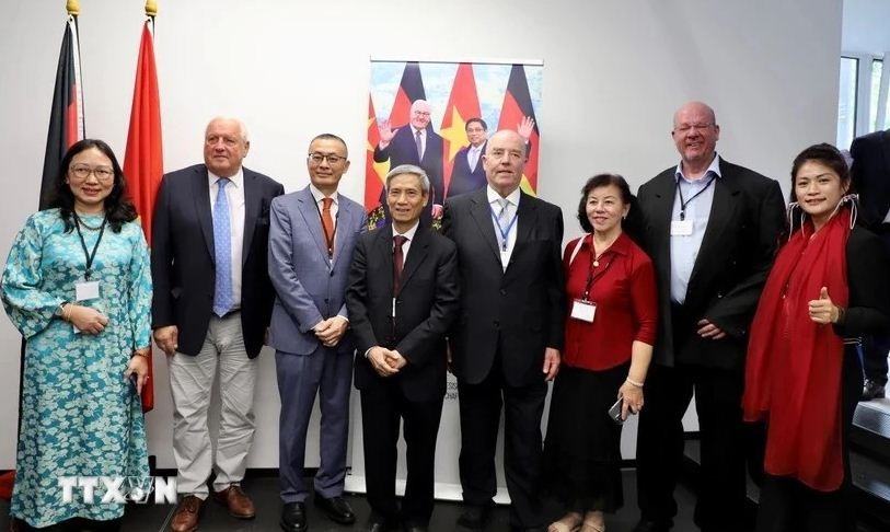 Participants pose for a joint photo at the seminar. (Photo: VNA)