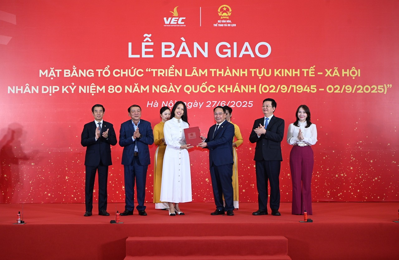Vingroup bàn giao mặt bằng triển lãm thành tựu kinh tế - xã hội Kỉ niệm 80 năm ngày Quốc khánh Vingroup bàn giao mặt bằng triển lãm thành tựu kinh tế - xã hội Kỉ niệm 80 năm ngày Quốc khánh