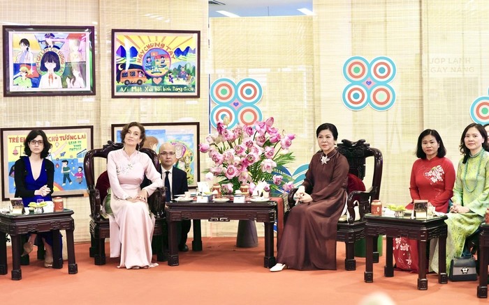 Phu nhân Ngô Phương Ly (thứ 3 từ phải sang), Tổng Giám đốc UNESCO Audrey Azoulay (thứ 2 từ trái sang), Chủ tịch Hội LHPN Việt Nam Nguyễn Thị Tuyến (thứ 2 từ phải sang) và các đại biểu thưởng trà Phu nhân Ngô Phương Ly (thứ 3 từ phải sang), Tổng Giám đốc UNESCO Audrey Azoulay (thứ 2 từ trái sang), Chủ tịch Hội LHPN Việt Nam Nguyễn Thị Tuyến (thứ 2 từ phải sang) và các đại biểu thưởng trà