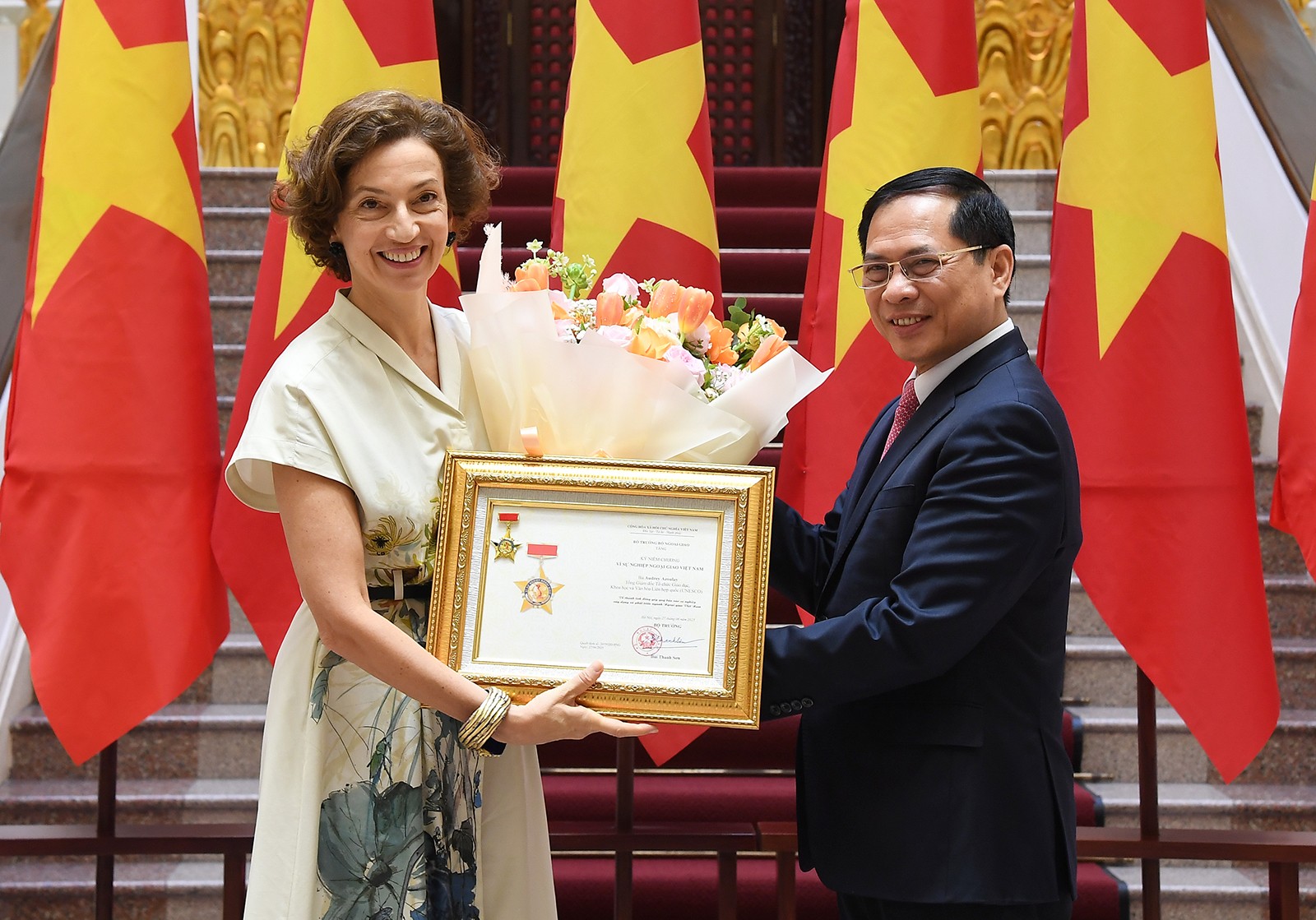 Phó Thủ tướng Bùi Thanh Sơn tặng bà Audrey Azoulay, Tổng Giám đốc UNESCO Kỷ niệm chương Tổng Giám đốc UNESCO nhận Kỷ niệm chương