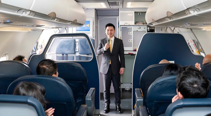 Ông Đỗ Vinh Quang, Chủ tịch Vietravel Airlines phát biểu trên chiếc máy bay sở hữu riêng đầu tiên của hãng Ông Đỗ Vinh Quang, Chủ tịch Vietravel Airlines phát biểu trên chiếc máy bay sở hữu riêng đầu tiên của hãng