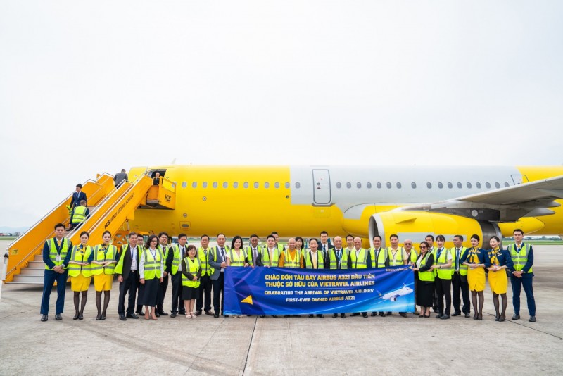 Các đại biểu chụp ảnh lưu niệm cùng chiếc máy bay Airbus A321 đầu tiên thuộc sở hữu của Vietravel Airlines Các đại biểu chụp ảnh lưu niệm cùng chiếc máy bay Airbus A321 đầu tiên thuộc sở hữu của Vietravel Airlines