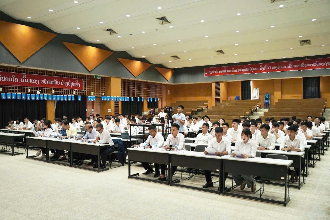 Đoàn Du học sinh Việt Nam đang học tập tại Đại học Quốc gia Lào
