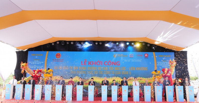 Phó Thủ tướng Thường trực Nguyễn Hoà Bình và các đại biểu thực hiện nghi thức khởi công dự án đầu tư xây dựng cao tốc Bảo Lộc – Liên Khương Phó Thủ tướng Thường trực Nguyễn Hoà Bình và các đại biểu thực hiện nghi thức khởi công dự án đầu tư xây dựng cao tốc Bảo Lộc – Liên Khương