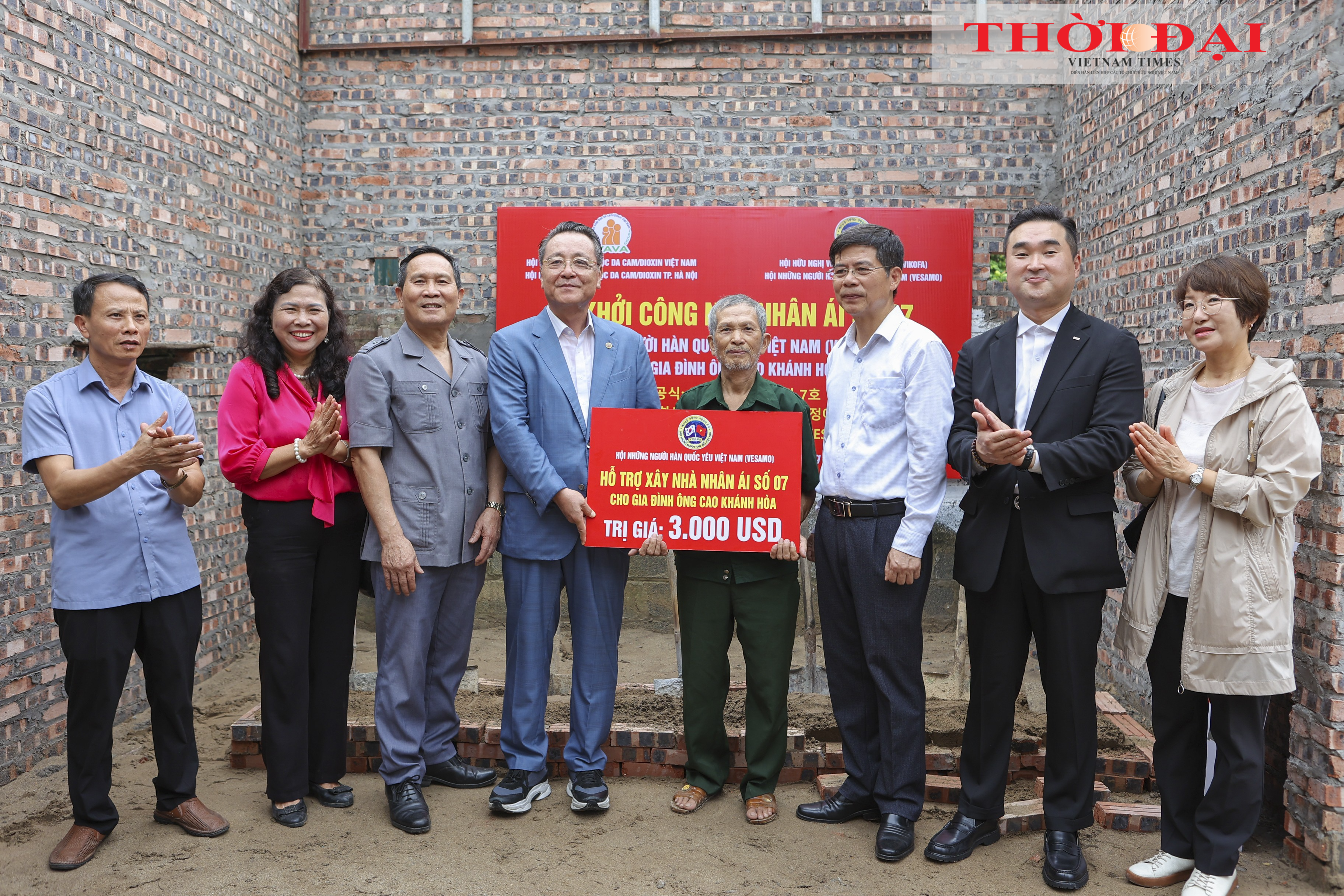 Ông Cao Khánh Hòa (thứ tư từ phải sang) nhận hỗ trợ từ VESAMO. (Ảnh: Đinh Hòa) Ông Cao Khánh Hòa (thứ tư từ phải sang) nhận hỗ trợ từ VESAMO. (Ảnh: Đinh Hòa)