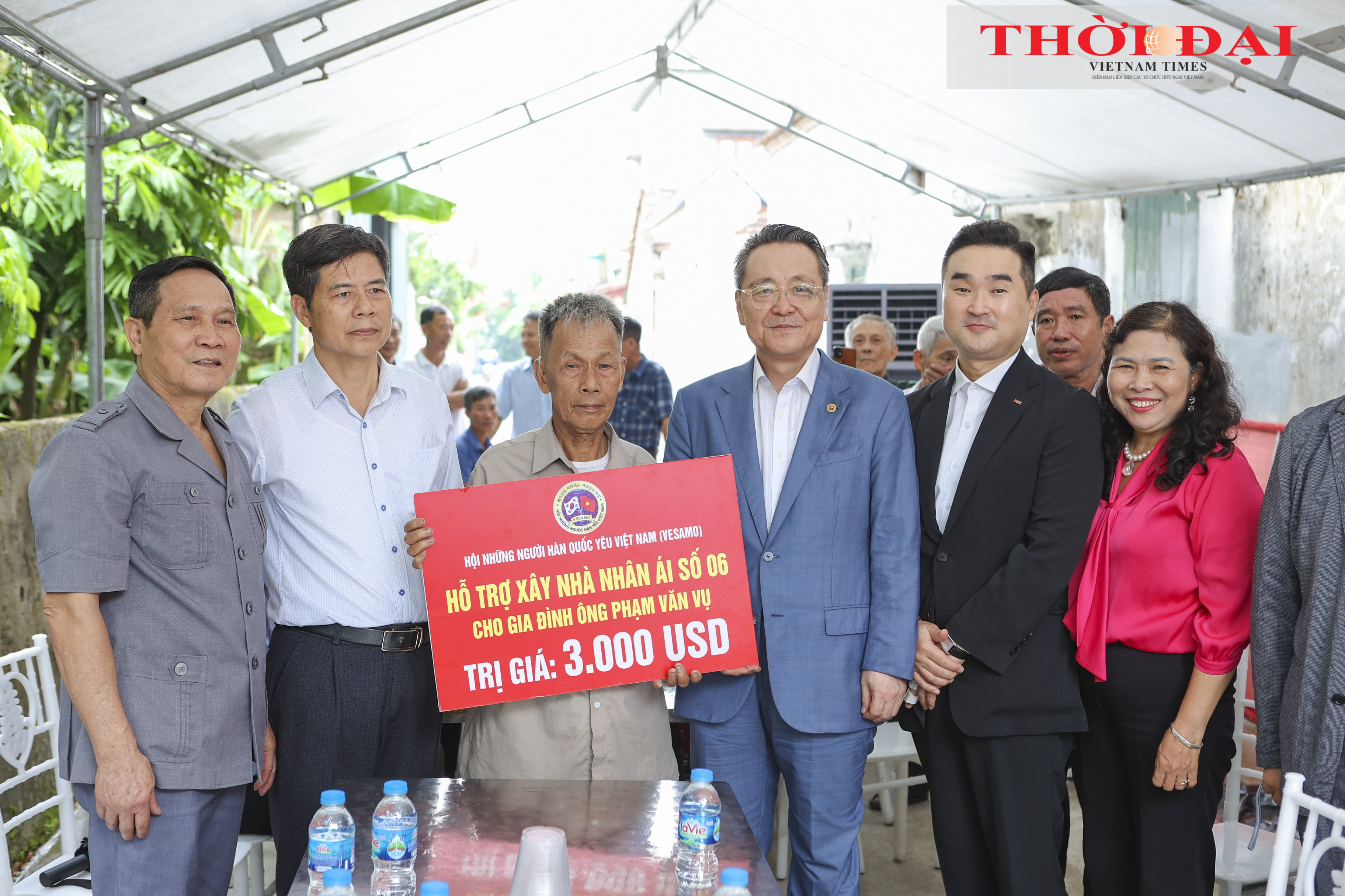 Ông Phạm Văn Vụ (thứ ba từ trái sang) nhận hỗ trợ từ VESAMO. (Ảnh: Đinh Hòa) Ông Phạm Văn Vụ (thứ ba từ trái sang) nhận hỗ trợ từ VESAMO. (Ảnh: Đinh Hòa)