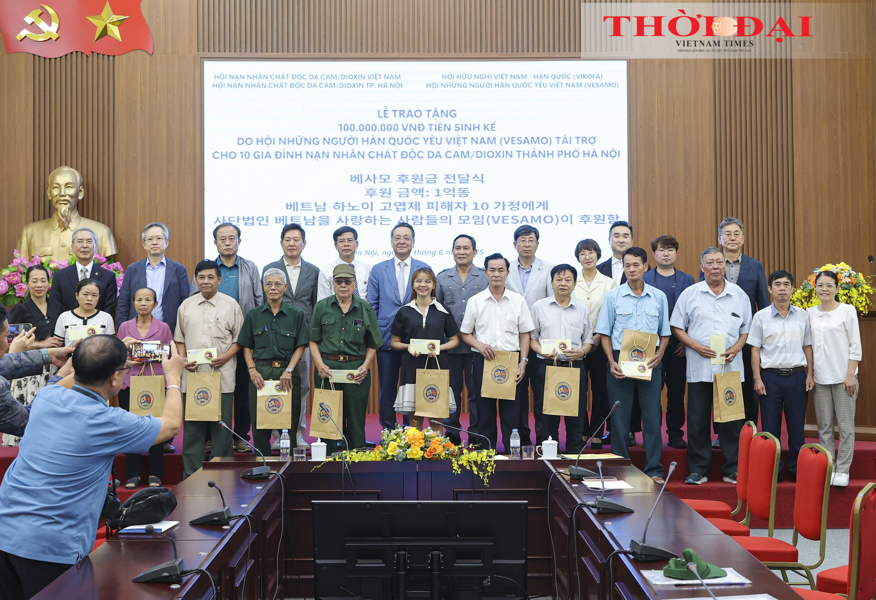 Chị Nguyễn Thị Sen (hàng đầu, thứ bảy từ phải sang) nhận hỗ trợ sinh kế từ VESAMO. (Ảnh: Đinh Hòa) Chị Nguyễn Thị Sen (hàng đầu, thứ bảy từ phải sang) nhận hỗ trợ sinh kế từ VESAMO. (Ảnh: Đinh Hòa)