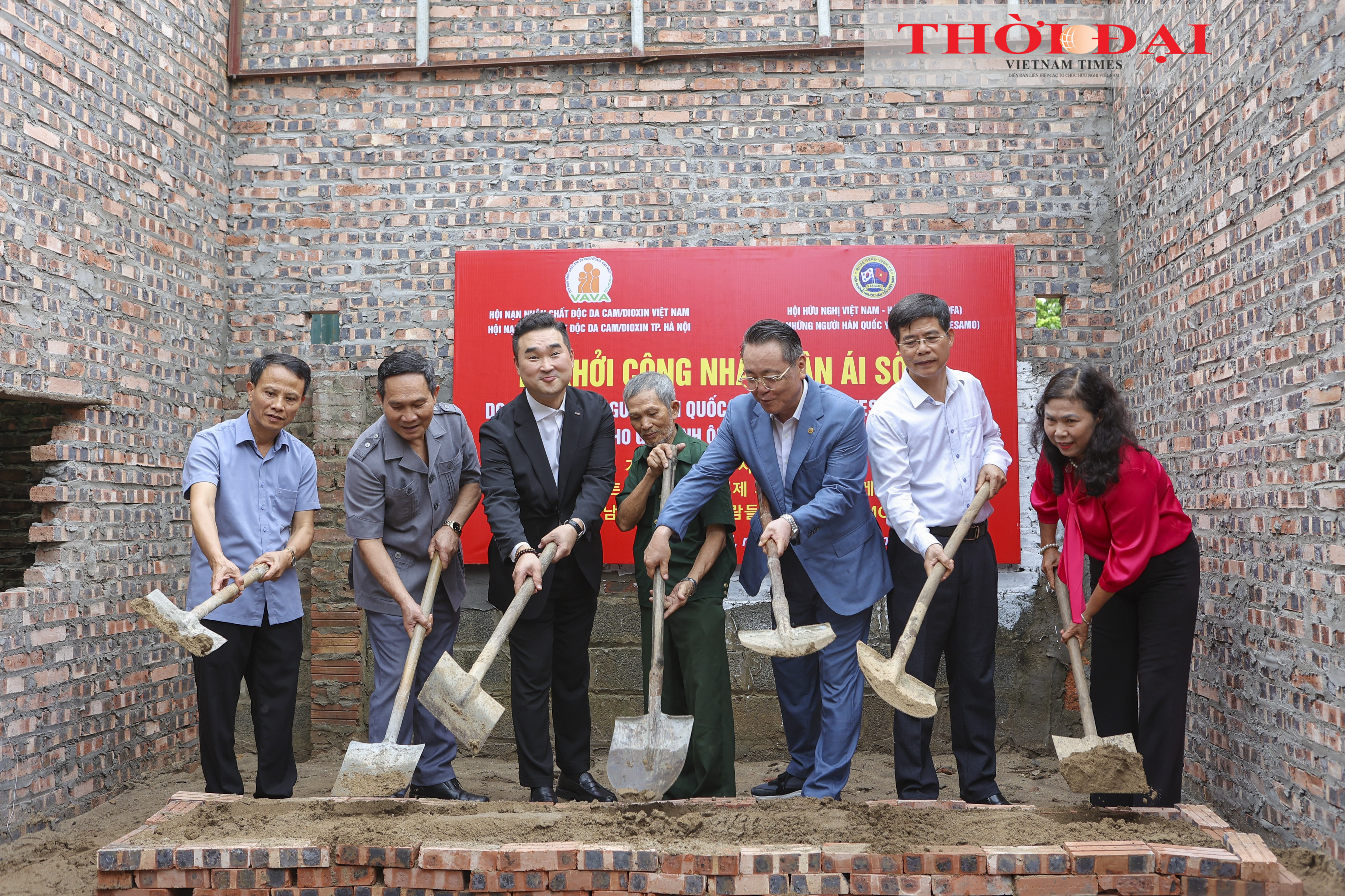Ông Chang Ho Ick (thứ ba từ phải sang), Chủ tịch VESAMO tham gia khởi công Nhà Nhân ái số 7. (Ảnh: Đinh Hòa) Ông Chang Ho Ick (thứ ba từ phải sang), Chủ tịch VESAMO tham gia khởi công Nhà Nhân ái số 7. (Ảnh: Đinh Hòa)