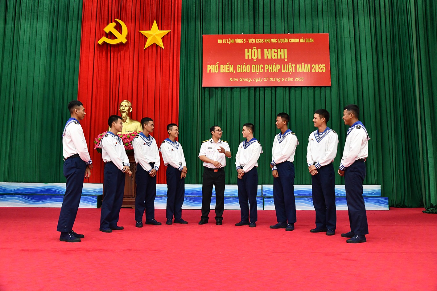 Cán bộ Viện Kiểm sát Quân sự Khu vực 2 Quân chủng Hải quân trao đổi với các chiến sĩ trẻ một số điểm mới của Luật giao thông đường bộ. (Ảnh: Văn Định) Cán bộ Viện Kiểm sát Quân sự Khu vực 2 Quân chủng Hải quân trao đổi với các chiến sĩ trẻ một số điểm mới của Luật giao thông đường bộ. (Ảnh: Văn Định)