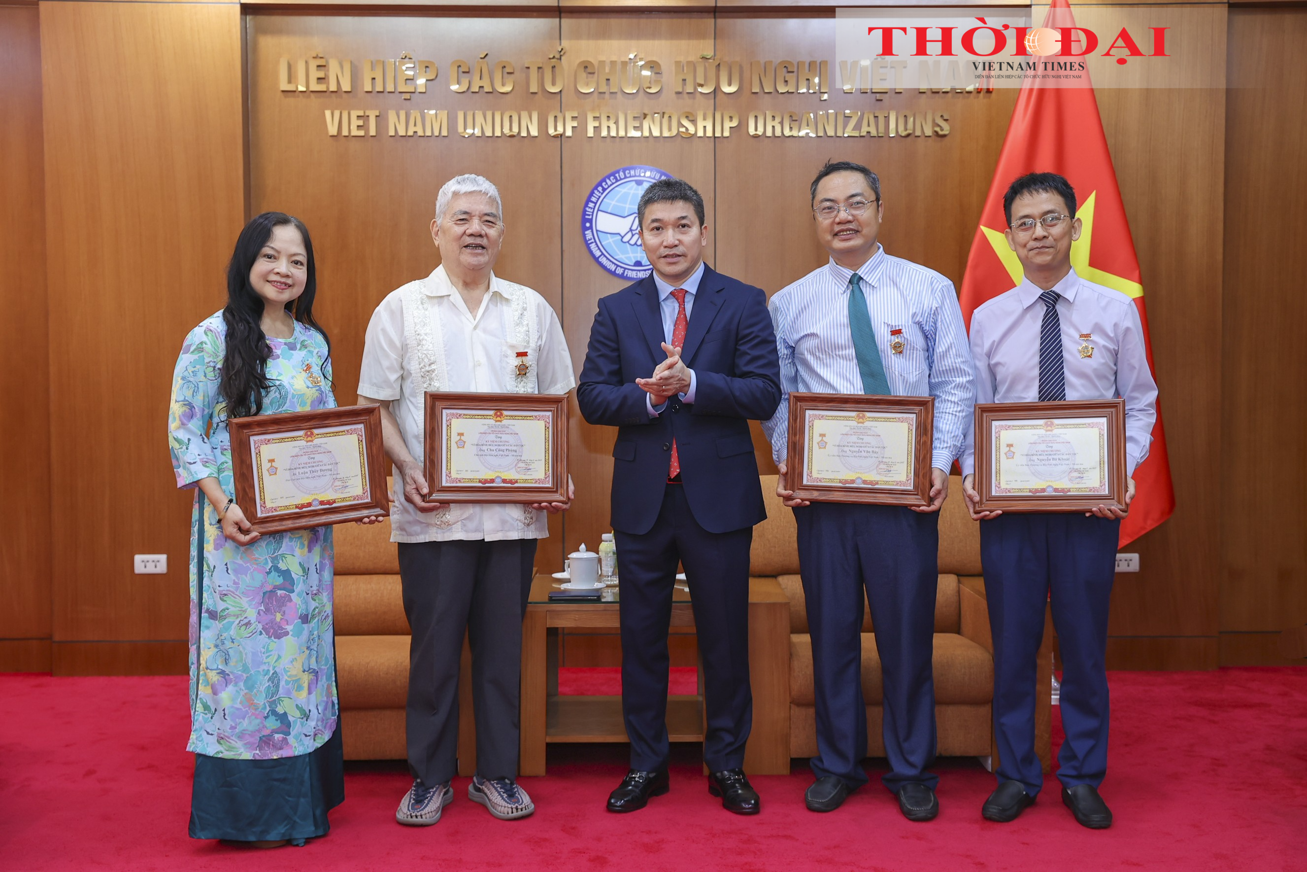 Chủ tịch Liên hiệp các tổ chức hữu nghị Việt Nam Phan Anh Sơn trao Kỷ niệm chương Ghi nhận đóng góp của Hội hữu nghị Việt Nam - Myanmar trong hỗ trợ nhân đạo và đối ngoại nhân dân
