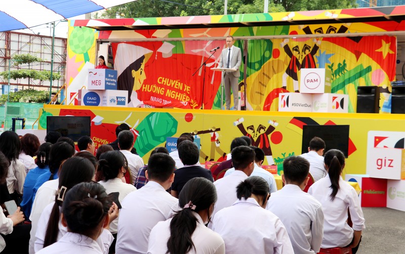Chuyến xe hướng nghiệp Đức: Kết nối cơ hội nghề nghiệp và văn hóa Việt - Đức Chuyến xe hướng nghiệp Đức: Kết nối cơ hội nghề nghiệp và văn hóa Việt - Đức