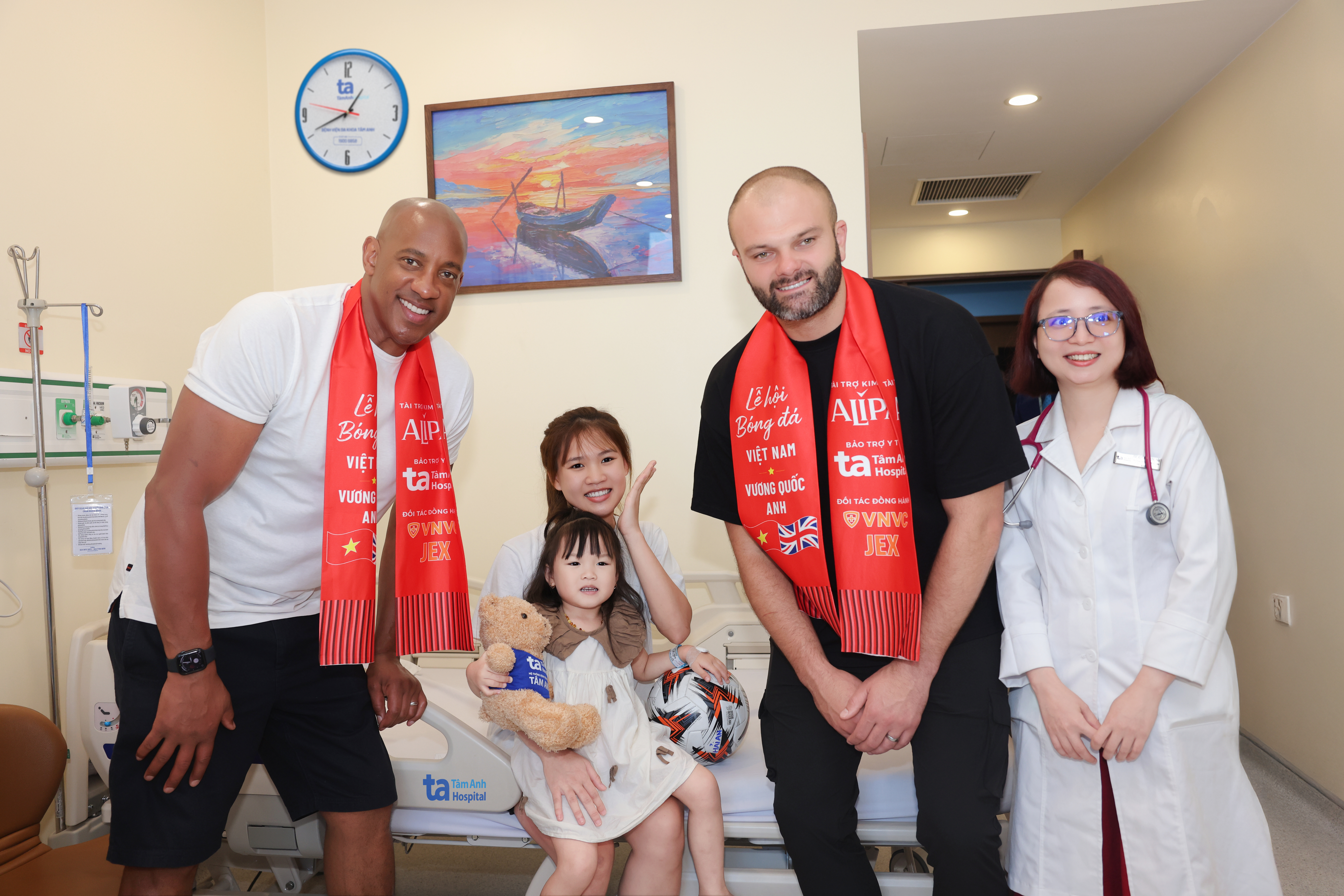 Các danh thủ thăm, tặng quà và ký tặng các bệnh nhi. (Ảnh: BVĐK Tâm Anh) Các danh thủ thăm, tặng quà và ký tặng các bệnh nhi. (Ảnh: BVĐK Tâm Anh)