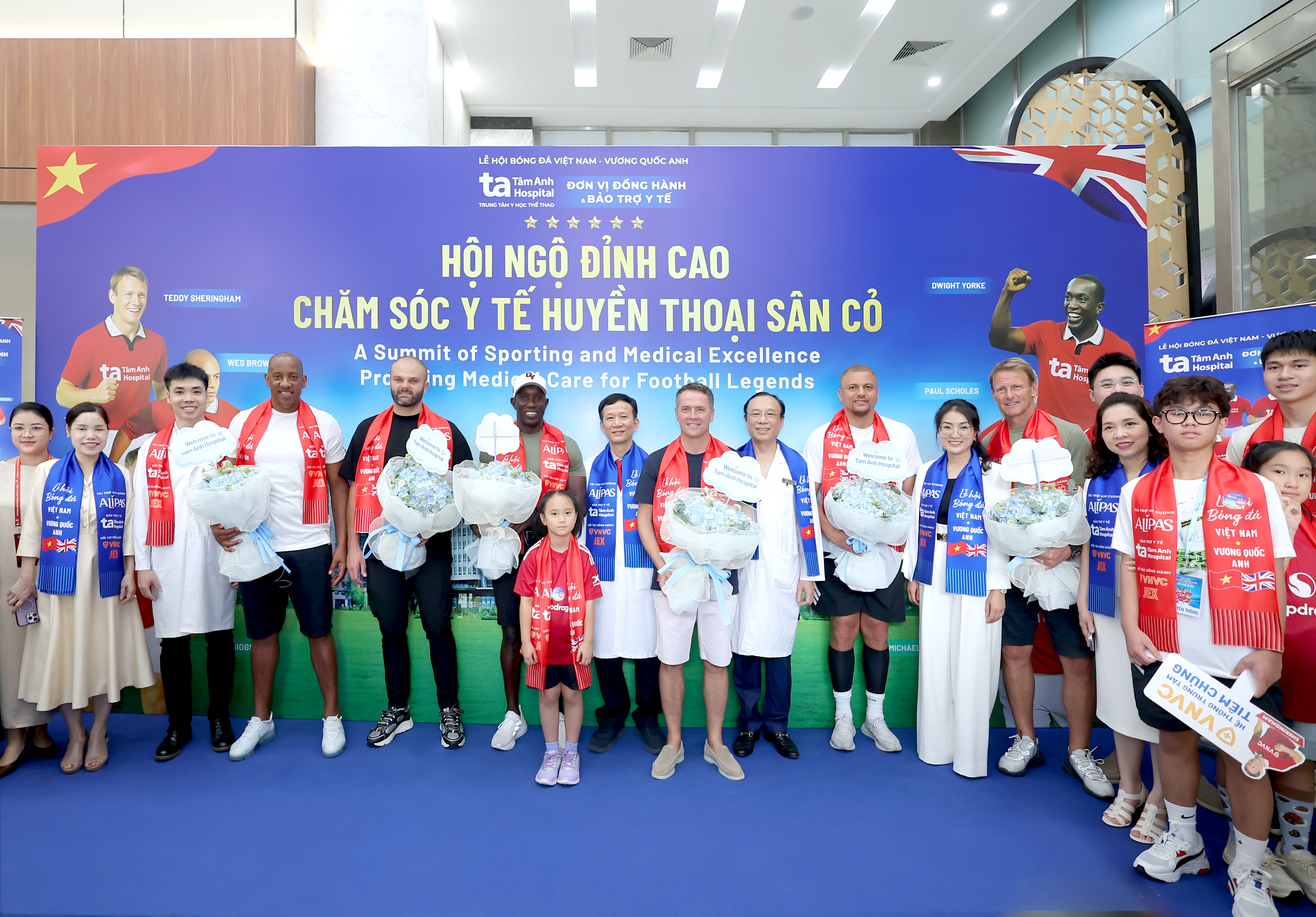 Dàn danh thủ huyền thoại của Manchester Reds được Ban lãnh đạo BVĐK Tâm Anh và đông đảo người hâm mộ chào đón vào chiều 29/6. (Ảnh: BVĐK Tâm Anh) Dàn danh thủ huyền thoại của Manchester Reds được Ban lãnh đạo BVĐK Tâm Anh và đông đảo người hâm mộ chào đón vào chiều 29/6. (Ảnh: BVĐK Tâm Anh)