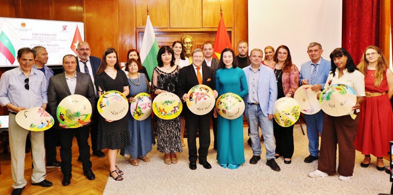 Bulgarian media agencies pose for a commemorative photo at the meeting. (Photo: Vietnamese Embassy in Bulgaria) Bulgarian media agencies pose for a commemorative photo at the meeting. (Photo: Vietnamese Embassy in Bulgaria)