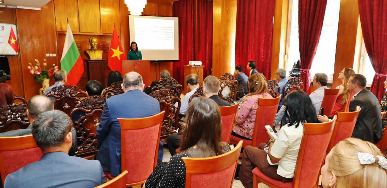 Ambassador Nguyen Thi Minh Nguyet speaks at the meeting. (Photo: Vietnamese Embassy in Bulgaria) Ambassador Nguyen Thi Minh Nguyet speaks at the meeting. (Photo: Vietnamese Embassy in Bulgaria)