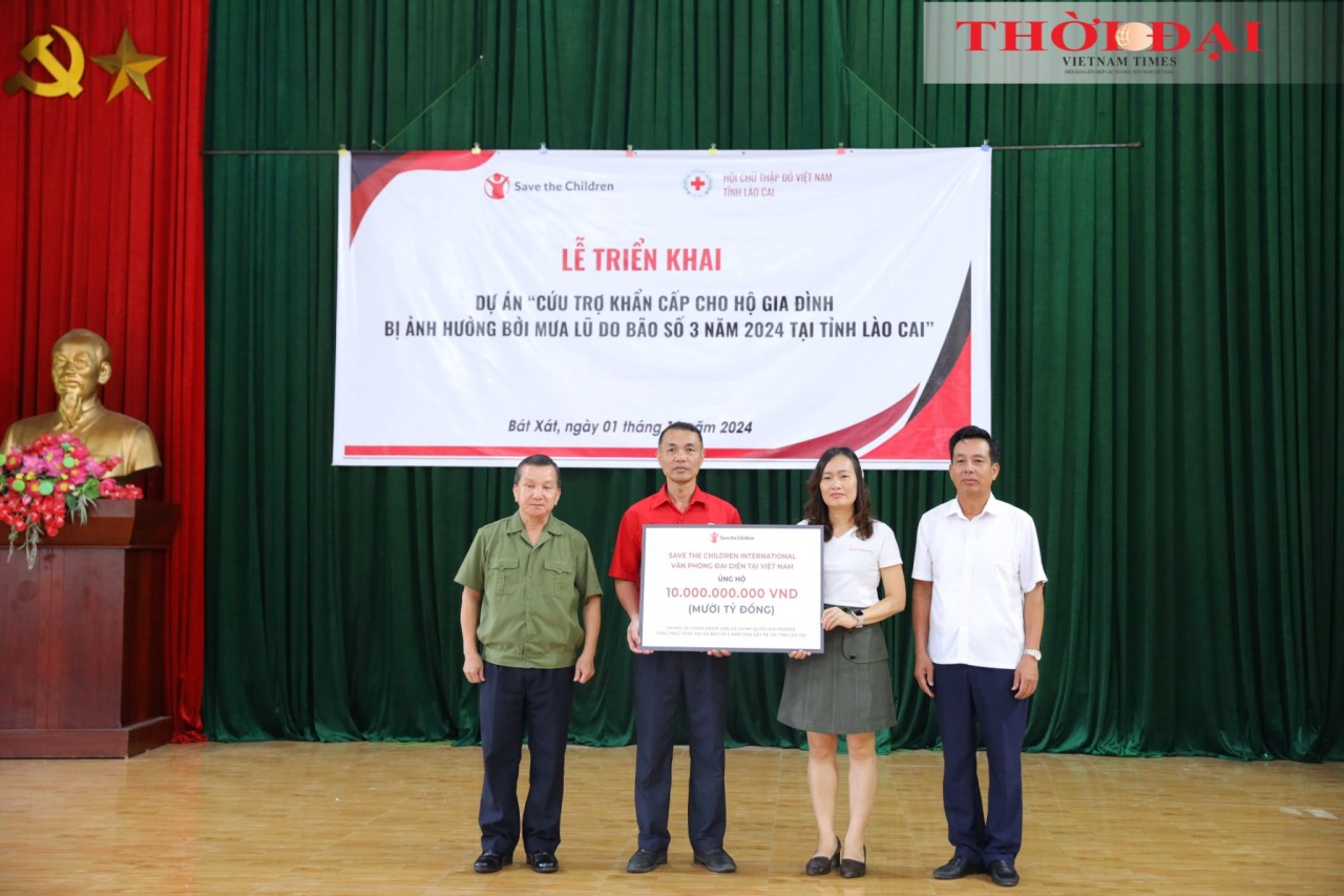 Save the Children Vietnam donates VND 10 billion to Typhoon Yagi victims in Lao Cai. (Photo: Dinh Hoa) Save the Children Vietnam donates VND 10 billion to Typhoon Yagi victims in Lao Cai. (Photo: Dinh Hoa)