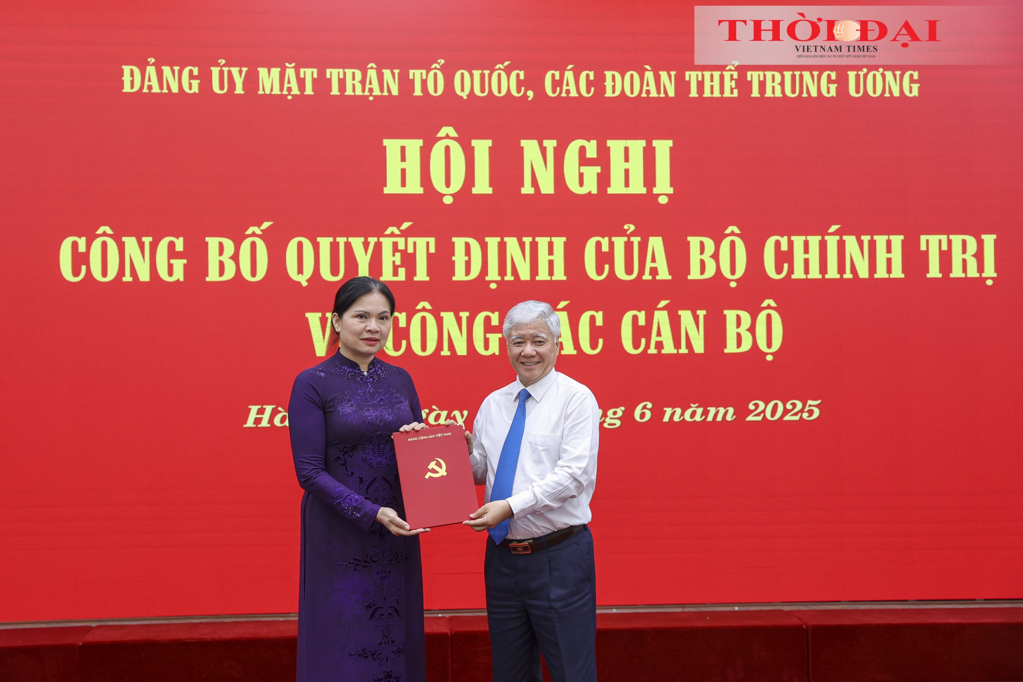 Ông Đỗ Văn Chiến, Ủy viên Bộ Chính trị, Bí thư Trung ương Đảng, Bí thư Đảng ủy MTTQ, các đoàn thể Trung ương, Chủ tịch Ủy ban Trung ương MTTQ Việt Nam trao Quyết định cho bà Hà Thị Nga. (Ảnh: Đinh Hòa) Ông Đỗ Văn Chiến, Ủy viên Bộ Chính trị, Bí thư Trung ương Đảng, Bí thư Đảng ủy MTTQ, các đoàn thể Trung ương, Chủ tịch Ủy ban Trung ương MTTQ Việt Nam trao Quyết định cho bà Hà Thị Nga. (Ảnh: Đinh Hòa)